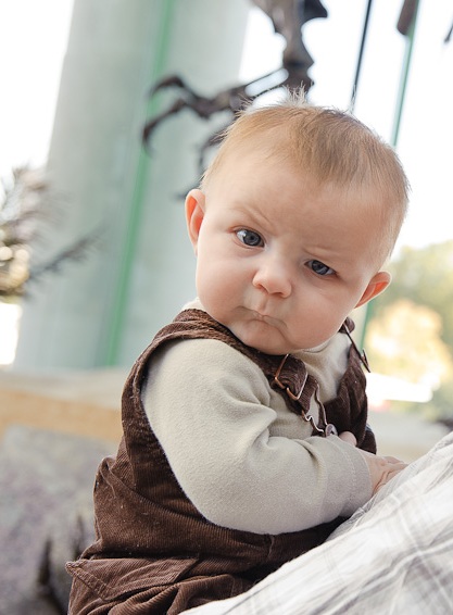 Portrait D'un Garçon De 5 Ans Sur Fond De Jouets Dispersés Enfance Heureuse  Abondance De Jouets